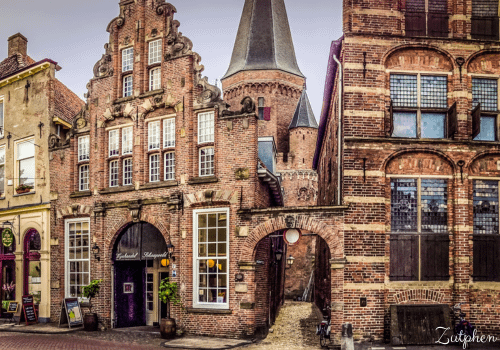 Historische winkelstraat in Zutphen met de Wijnhuistoren