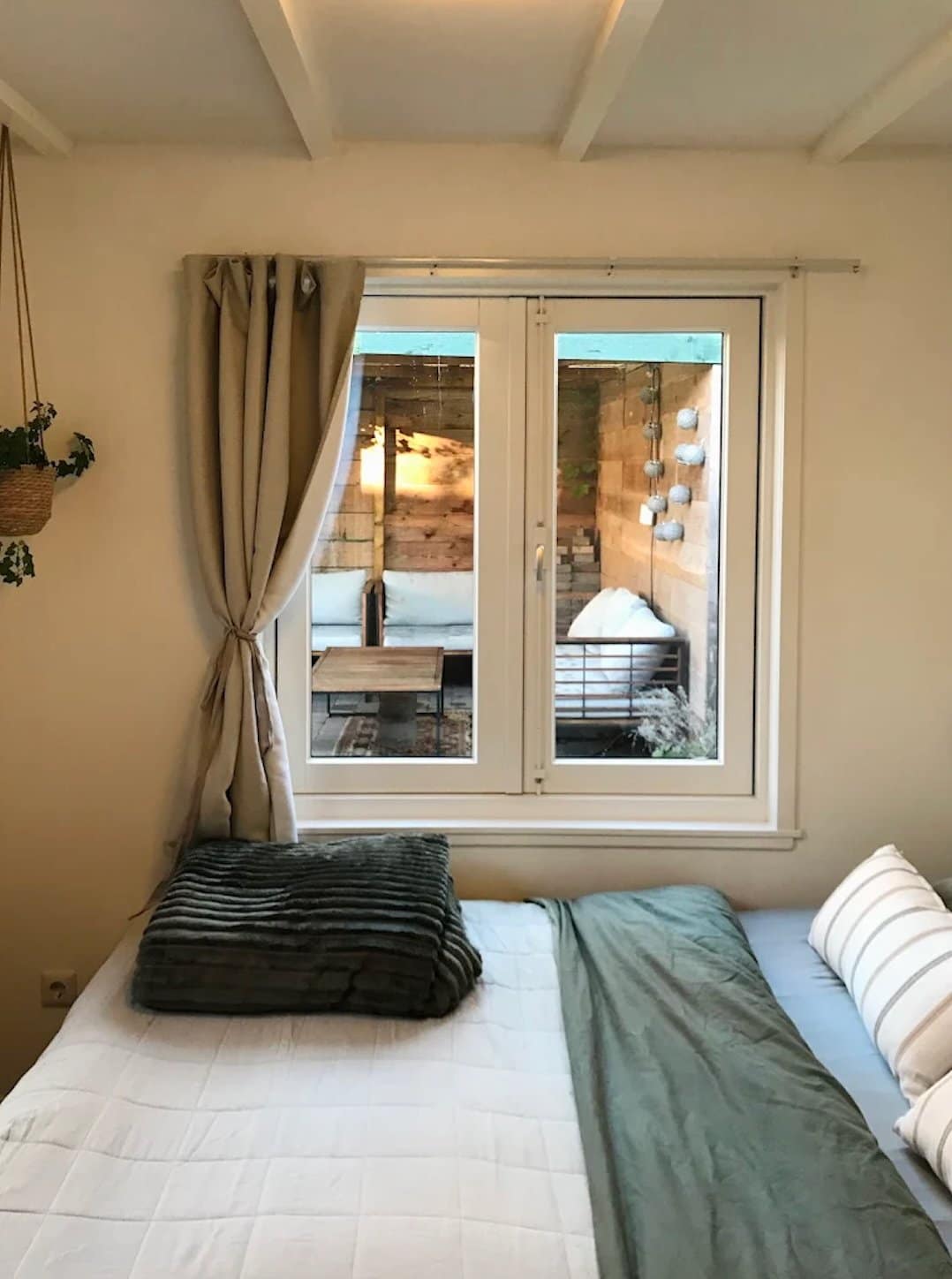 Tuindeuren van het tiny house met zicht op de veranda
